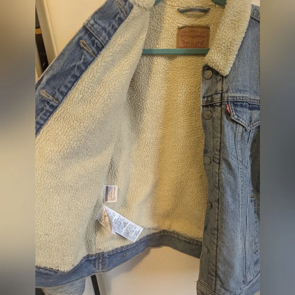 Levi’s Trucker with Sherpa Lining - Picture 3 of 7